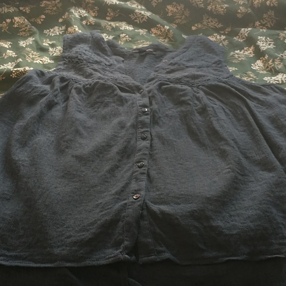 American Eagle sleeveless button down
